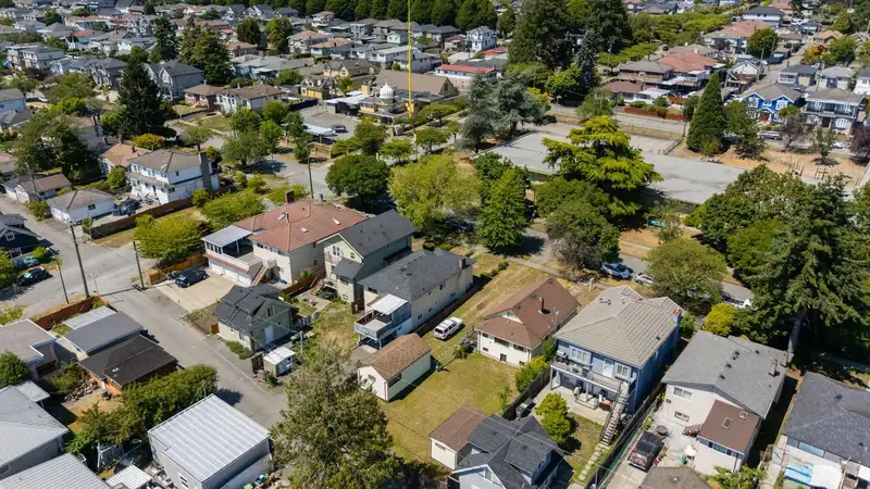 428 E 62ND AVENUE - photo 4 of 17