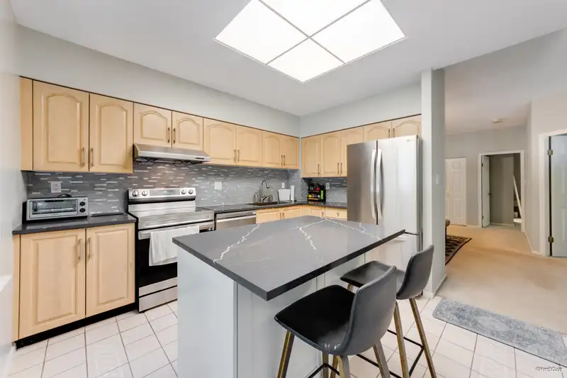 202 5885 OLIVE AVENUE - photo 2 of 34