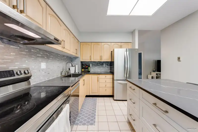 202 5885 OLIVE AVENUE - photo 4 of 34