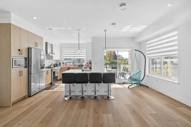 43 12585 104A AVENUE - photo 1 of 14