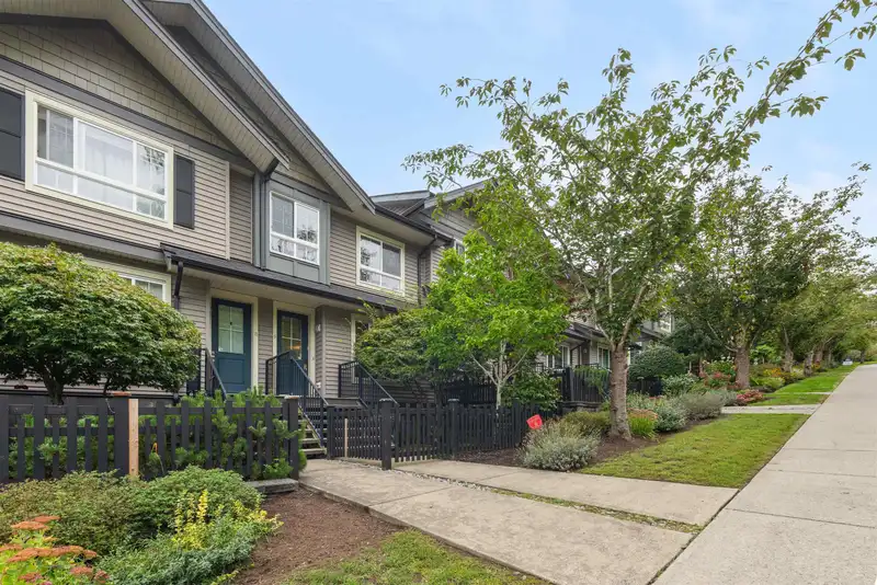 9 21867 50 AVENUE - photo 1 of 29