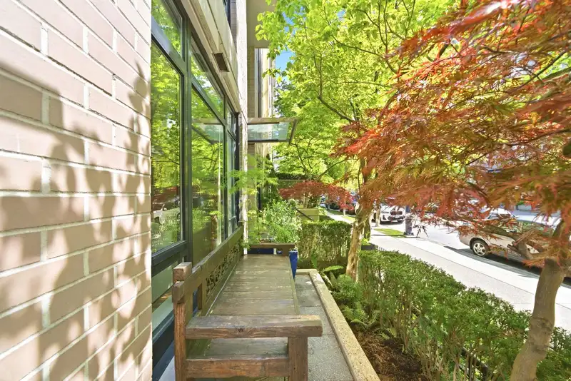 1259 RICHARDS STREET - photo 2 of 39