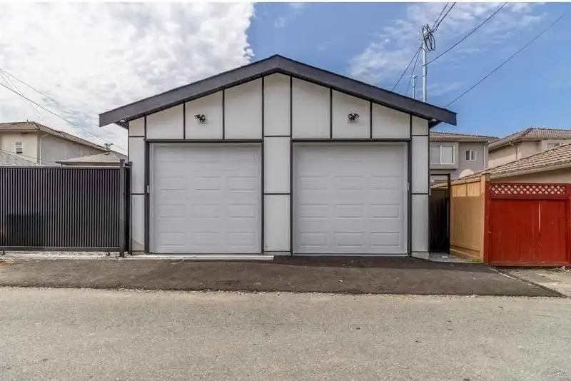 5092 CLARENDON STREET - photo 4 of 6