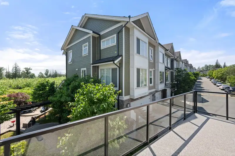 14 21150 76A AVENUE - photo 2 of 28