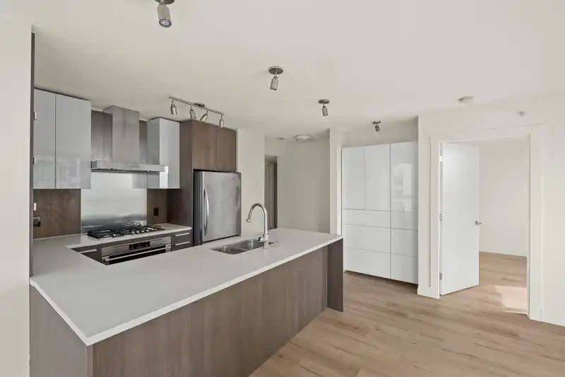2306 3007 GLEN DRIVE - photo 4 of 18