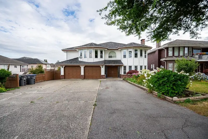 13398 89 AVENUE - photo 2 of 39
