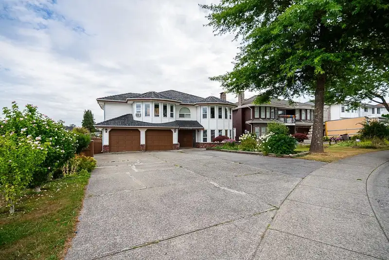 13398 89 AVENUE - photo 3 of 39