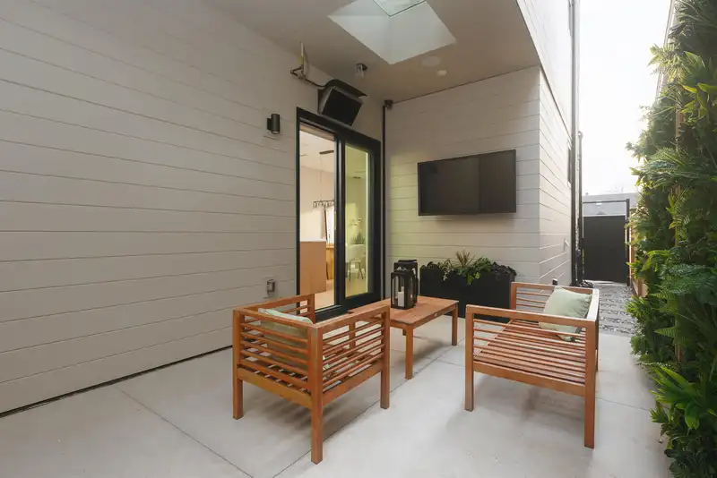 1 2637 W 12TH AVENUE - photo 2 of 30