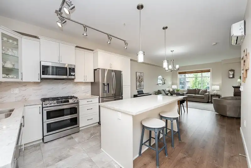 306 20325 85 AVENUE - photo 4 of 33