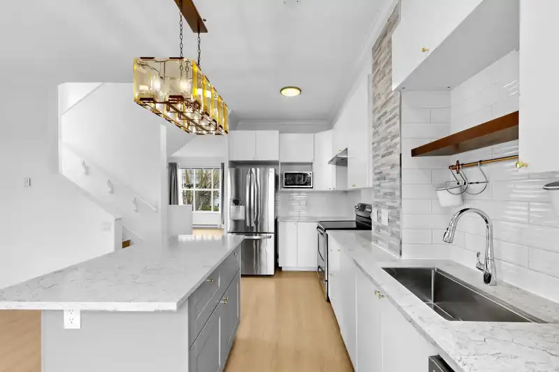 23 20460 66 AVENUE - photo 3 of 34