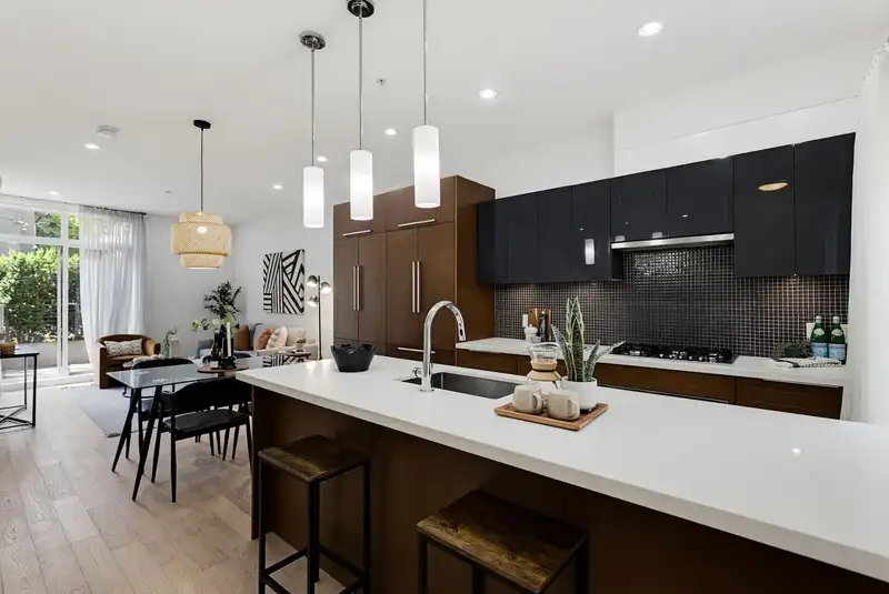 637 VICTORIA DRIVE - photo 2 of 39