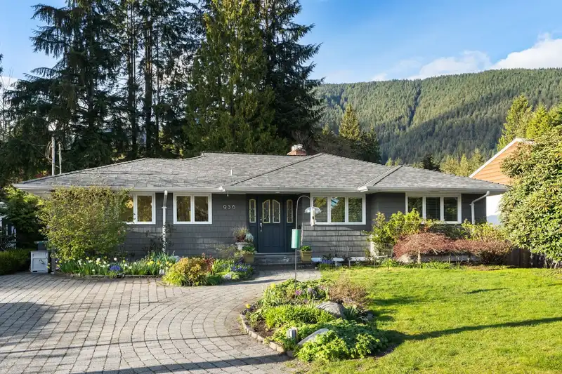 956 BELVISTA CRESCENT - photo 1 of 34