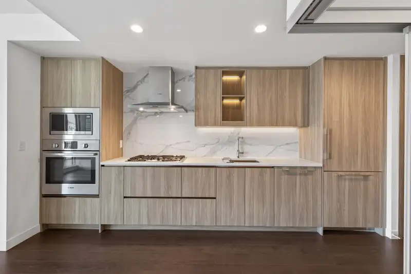 3008 4890 LOUGHEED HIGHWAY - photo 3 of 39