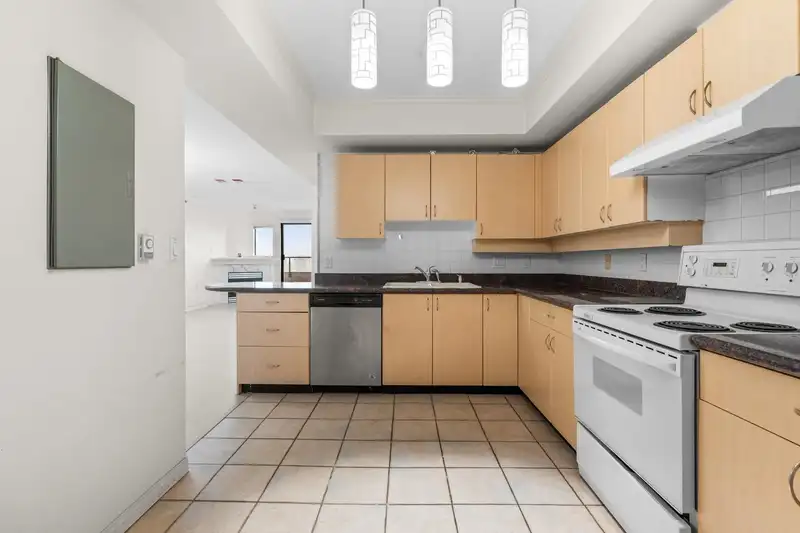 1605 6611 COONEY ROAD - photo 4 of 25