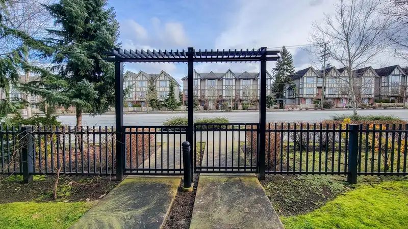 39 8068 207 STREET - photo 2 of 32