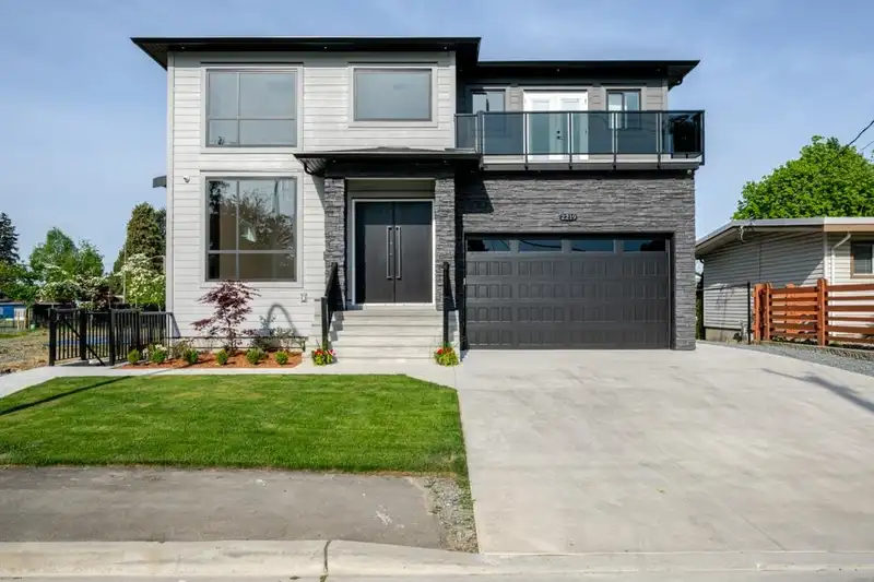2219 LYNDEN STREET - photo 1 of 40