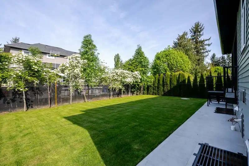 2219 LYNDEN STREET - photo 3 of 40