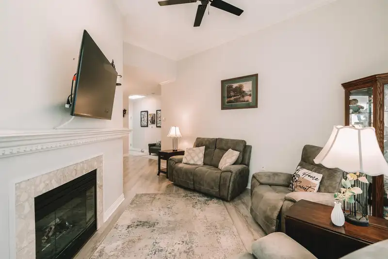 402 2995 PRINCESS CRESCENT - photo 4 of 27