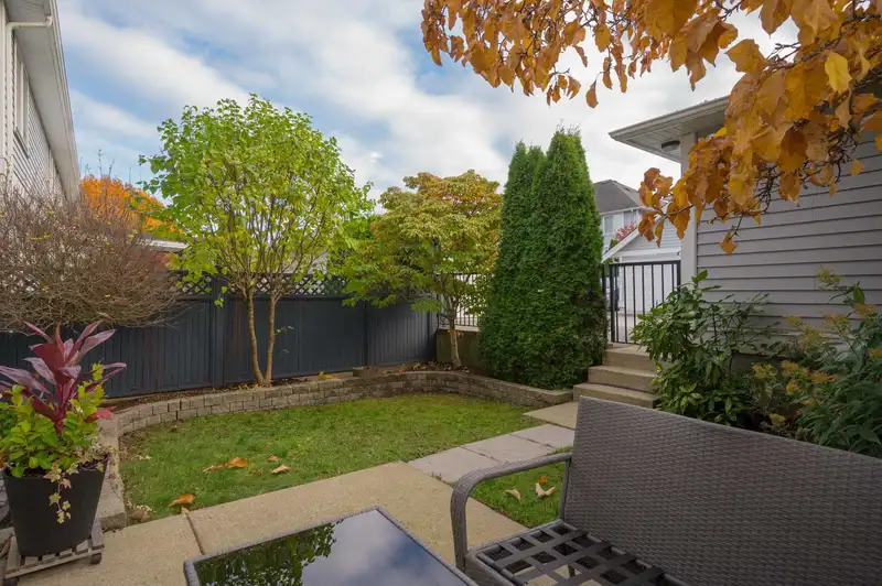 21060 80 AVENUE - photo 3 of 33