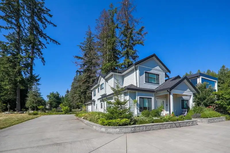13409 56 AVENUE - photo 2 of 6