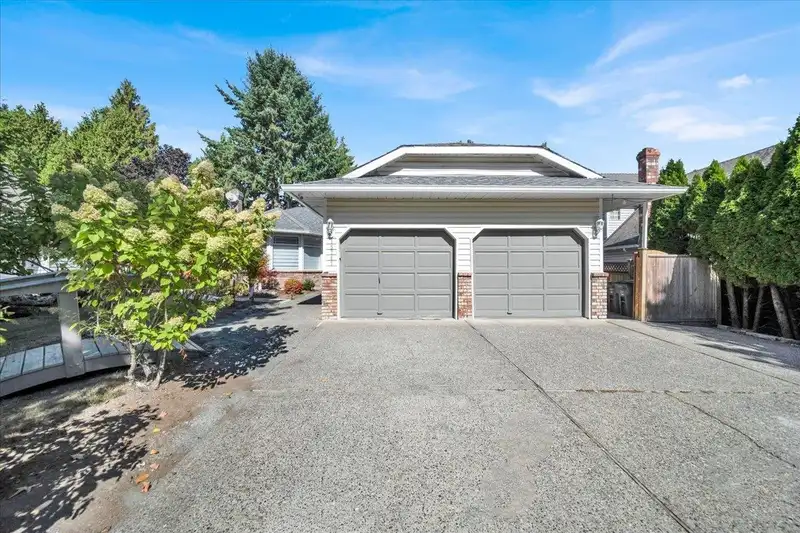 15747 92A AVENUE - photo 2 of 32