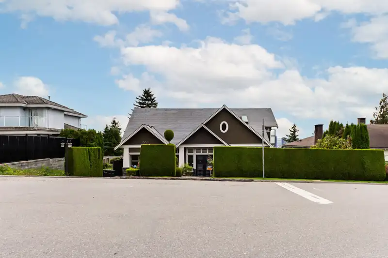5290 PANDORA STREET - photo 4 of 40