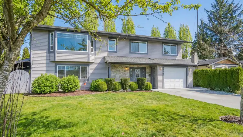 20949 52 AVENUE - photo 2 of 40