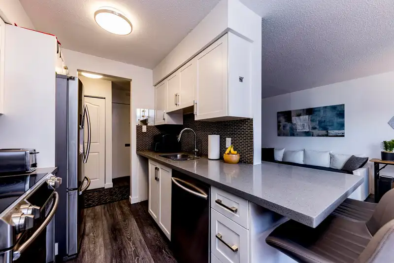 208 160 E 19TH STREET - photo 2 of 34