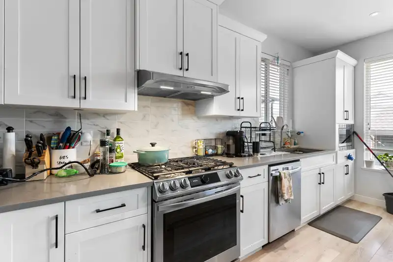 20291 82A AVENUE - photo 4 of 36
