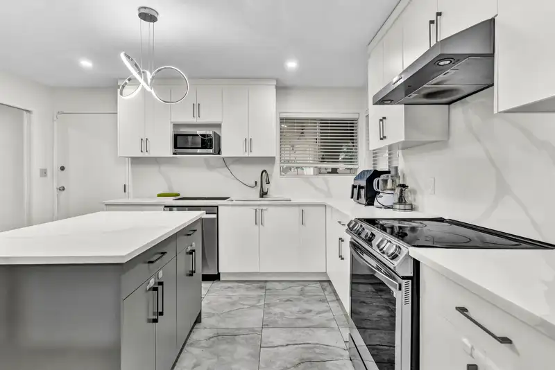 20225 40 AVENUE - photo 1 of 33