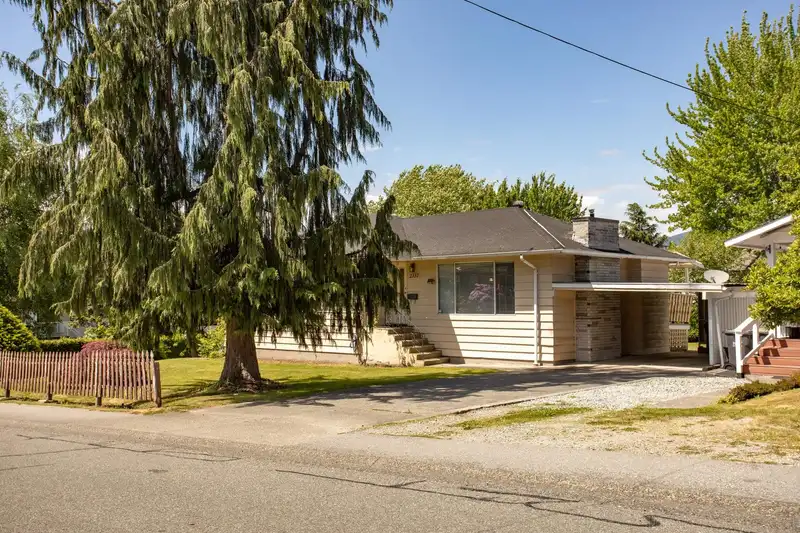 2337 LOBB AVENUE - photo 4 of 38