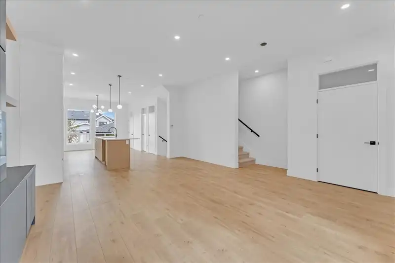 20487 74B AVENUE - photo 4 of 40