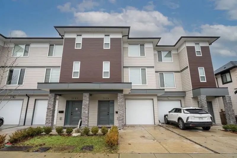 2576 JANZEN STREET - photo 2 of 24