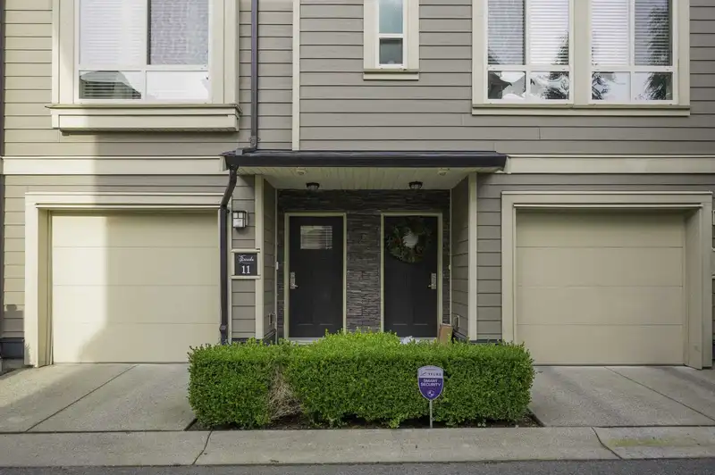 11 19913 70 AVENUE - photo 2 of 33