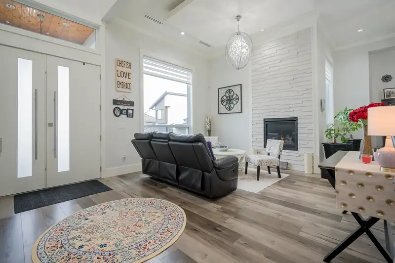 7608 144A STREET - photo 3 of 39