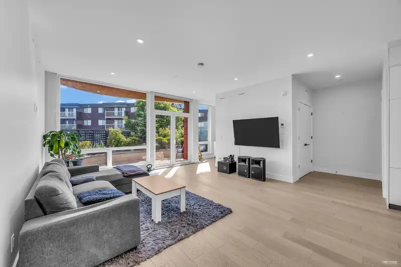 105 20416 PARK AVENUE - photo 2 of 25