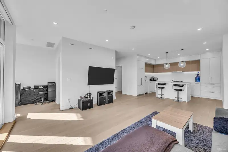 105 20416 PARK AVENUE - photo 3 of 25