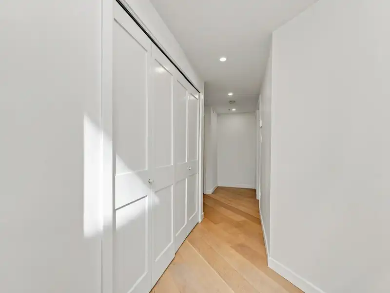 204 565 17 STREET - photo 2 of 25