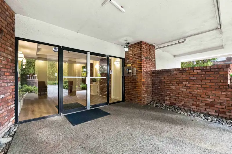 102 1322 MARTIN STREET - photo 4 of 30