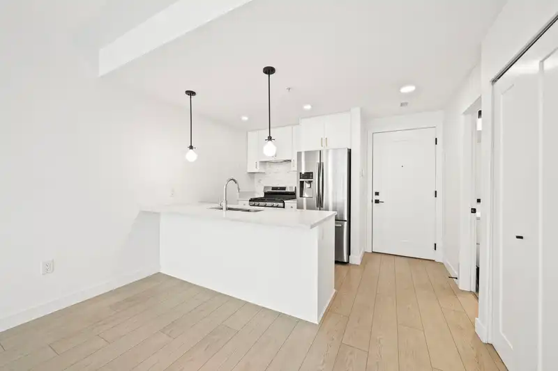 306 19945 BRYDON CRESCENT - photo 2 of 23