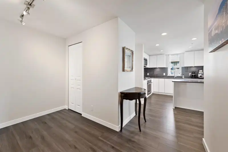 2301 3096 WINDSOR GATE - photo 4 of 40