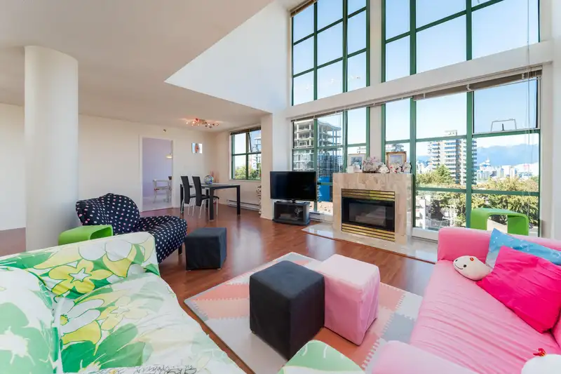 804 518 W 14TH AVENUE - photo 2 of 40