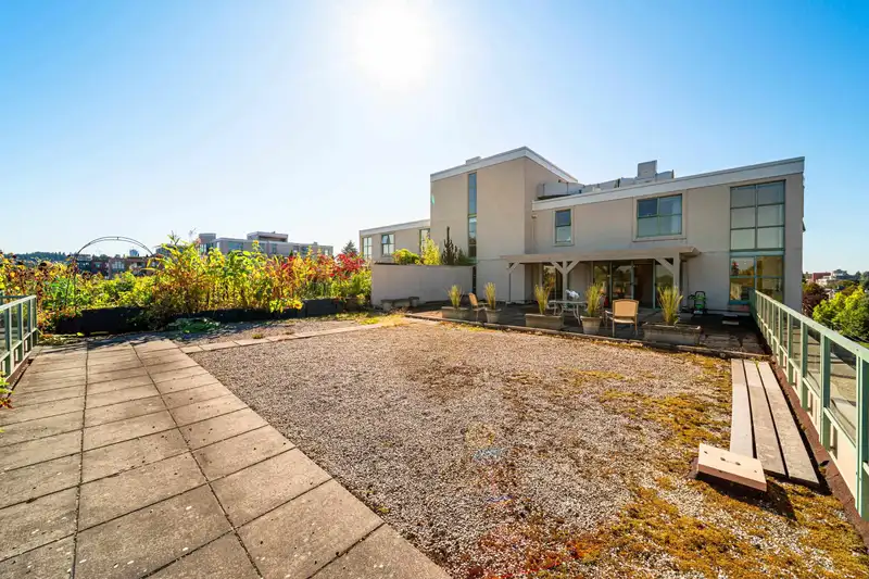 804 518 W 14TH AVENUE - photo 3 of 40