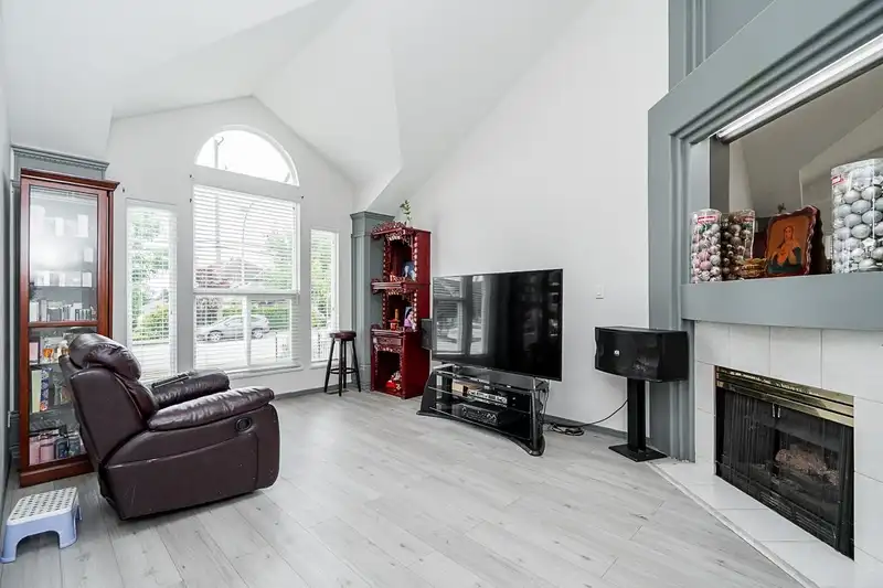 16089 80 AVENUE - photo 2 of 37