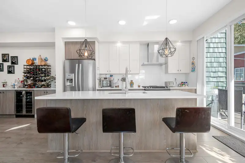 37 24108 104 AVENUE - photo 1 of 40
