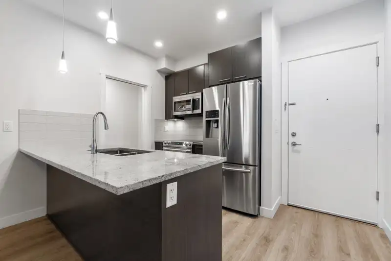 408 20696 EASTLEIGH CRESCENT - photo 3 of 16