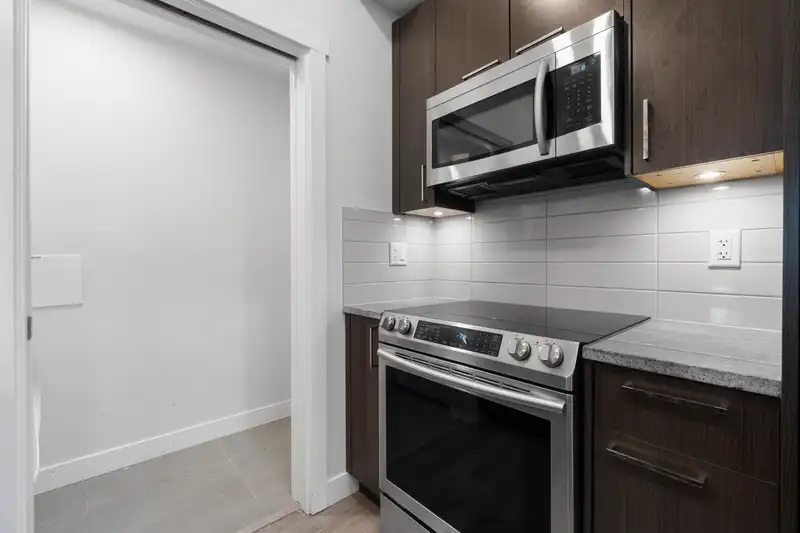 408 20696 EASTLEIGH CRESCENT - photo 4 of 16