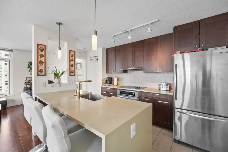 1901 888 HOMER STREET - photo 2 of 35