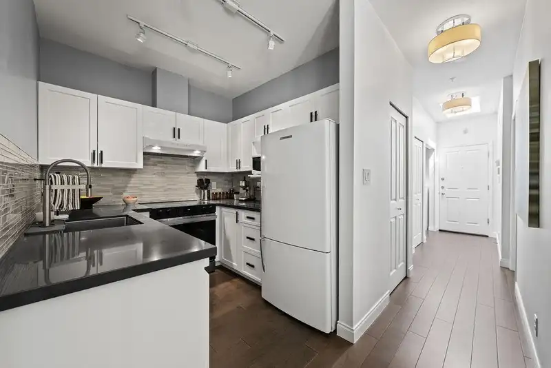 313 1675 W 10TH AVENUE - photo 2 of 30