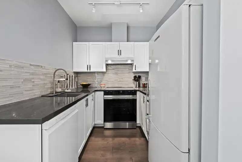 313 1675 W 10TH AVENUE - photo 3 of 30